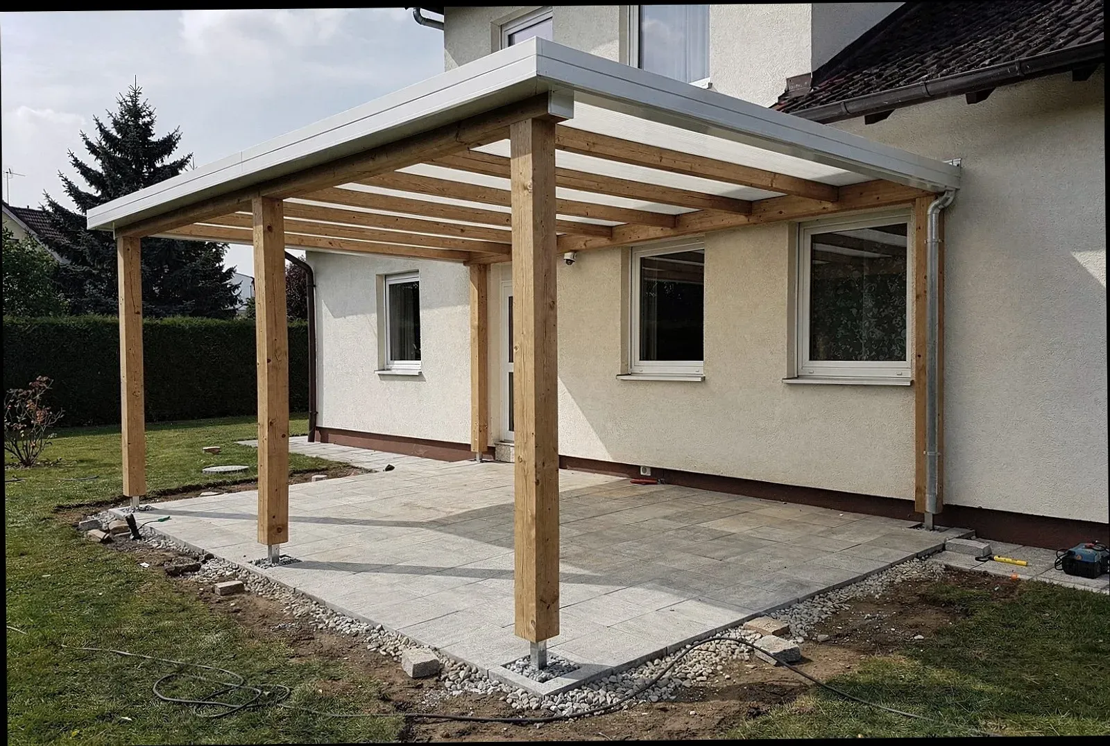 Fertig montierte Terrassenüberdachung nach abgeschlossenem Genehmigungsverfahren in Paderborn